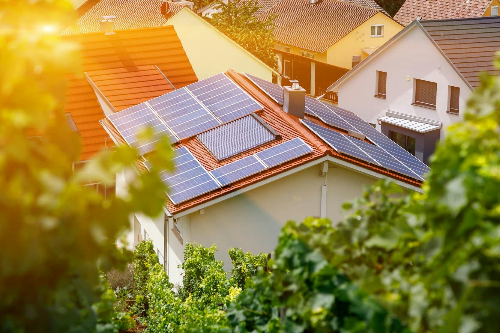 Pannelli solari sul tetto di una casa